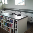 kookeiland met boekenkast, blad beton cire